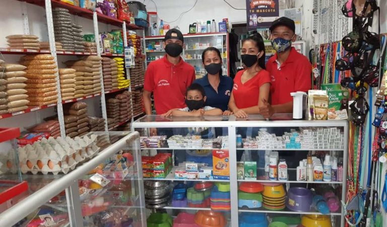 機靈狗「假裝悠閒逛店」　突叼走大骨「快樂飛奔」老闆笑噴：下次送你啦！