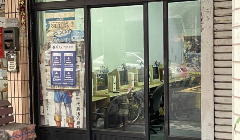穿梭時空!高雄懷舊網咖「擺滿古老設備」 網傻了:靠什麼賺錢? 穿梭時空!高雄懷舊網咖「擺滿古老設備」 網傻了:靠什麼賺錢?