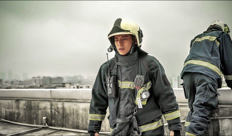 林柏宏「消防魂」克服懼高！看朱芷瑩坐7樓牆邊：起雞皮疙瘩