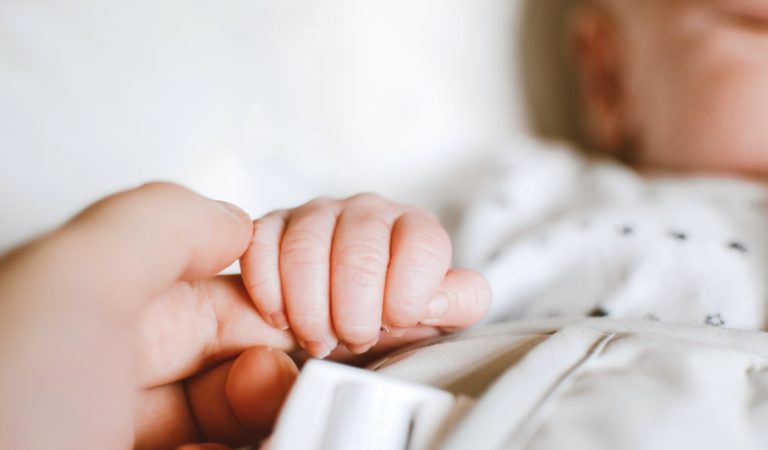爸爸姓「雞」如何取名？醫幫雙胞胎兒取名　夫妻直誇：太有才！