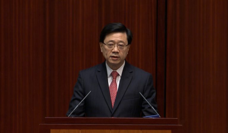 李家超發表任內首份施政報告 興建 3 萬個「簡約公屋」 輪候公屋縮短至 4 年半