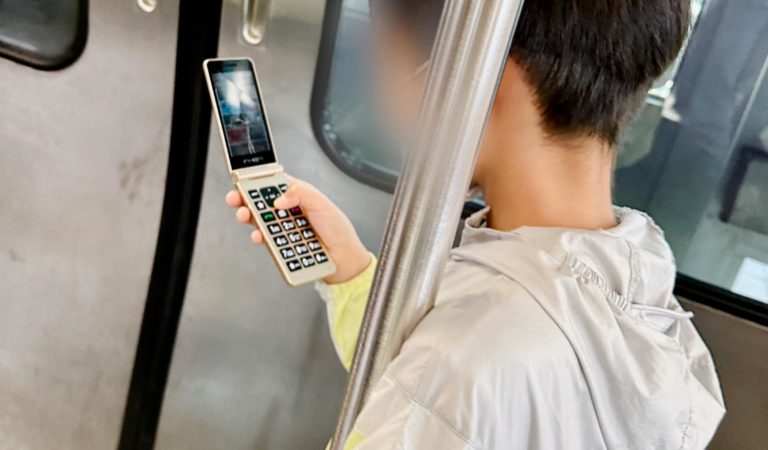 路人問「爸媽怎拿爛手機給你用」？　弟弟神回覆獲讚：家教太好