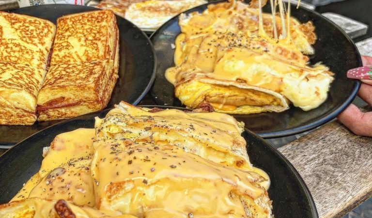 起司比蛋餅厚！　「Bubuking鐵牛早餐車」起司酥皮蛋餅　一口「牽絲到天邊」超浮誇！