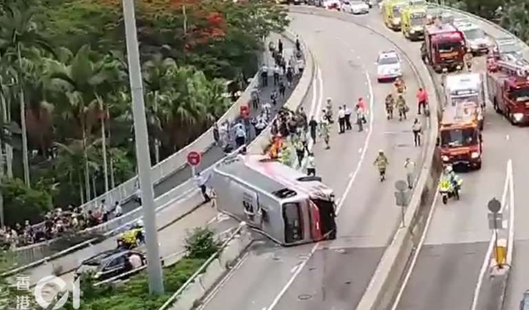 荃灣德士古道旅遊巴翻側22傷　4傷勢較重　警查司機狀態旅巴性能